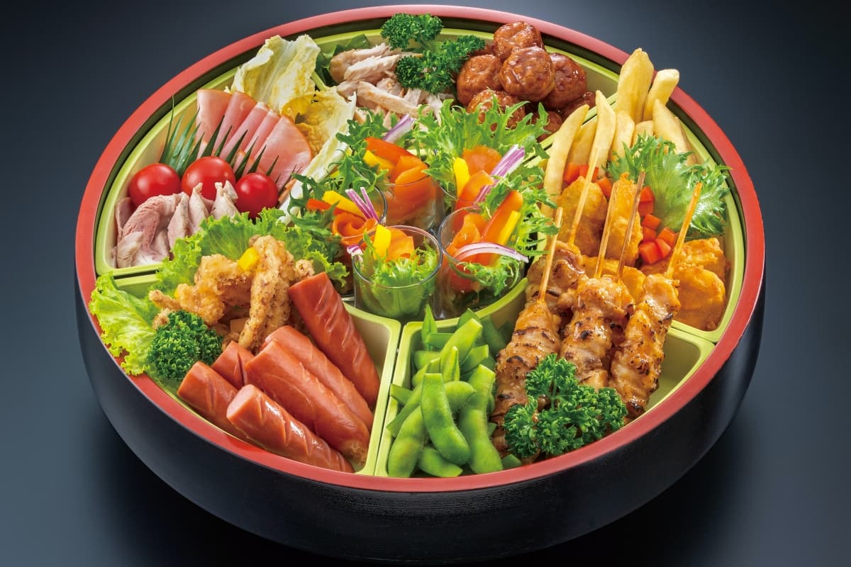 サイズ：Φ37㎝<br />様々なお料理を盛り込みました