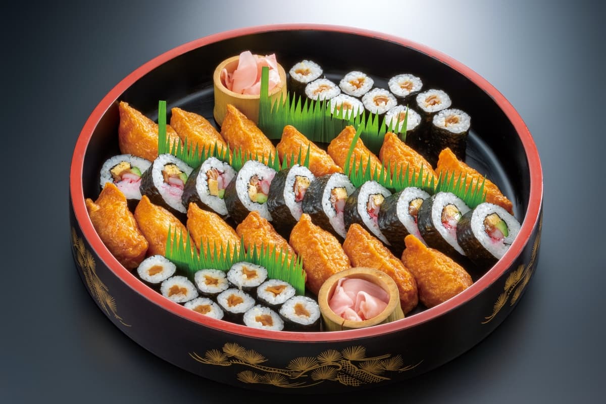 サイズ：Φ37㎝<br />お稲荷さんと巻き寿司を盛り込みました