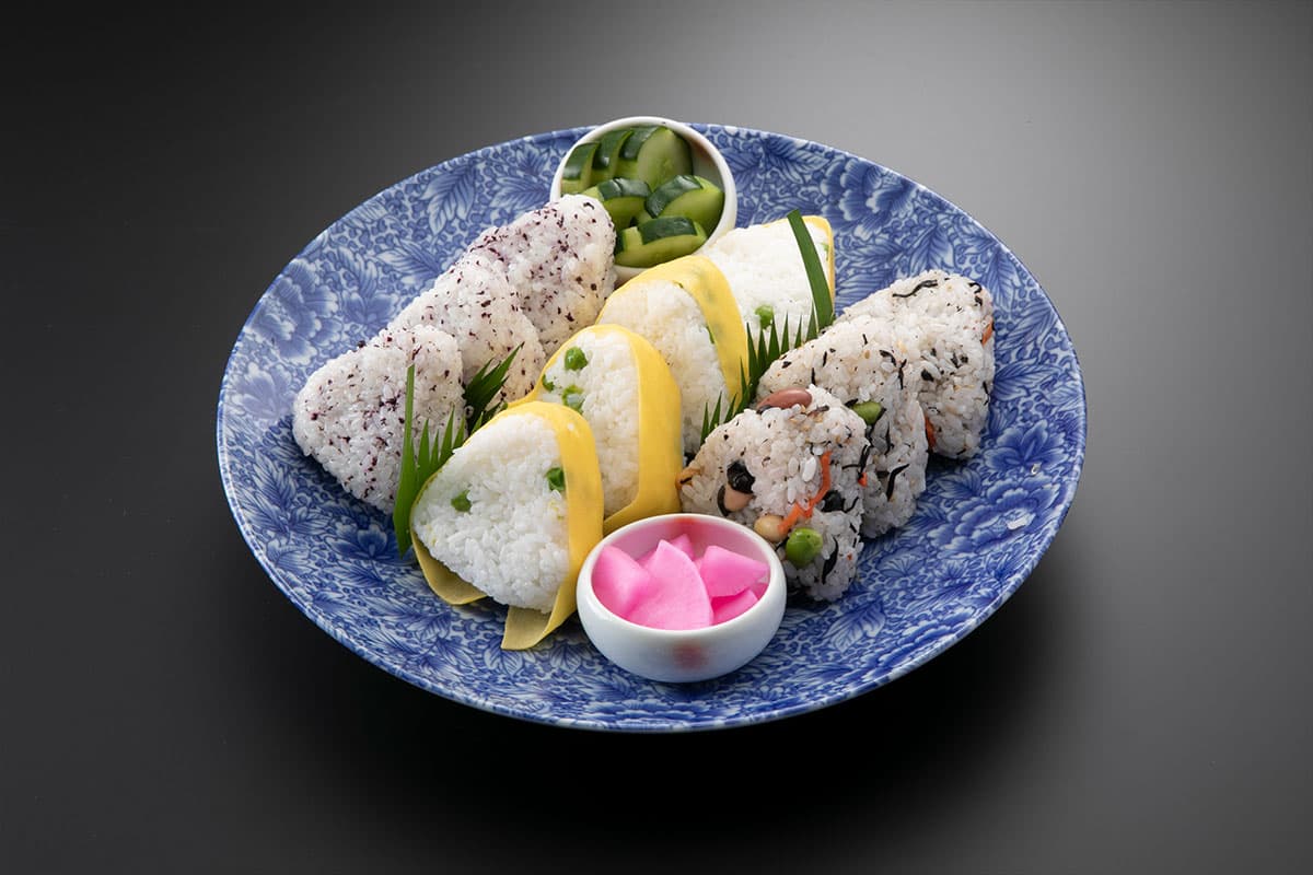 サイズ：Φ31㎝<br />思わず手が伸びる誰もが大好きな<br />おにぎり！