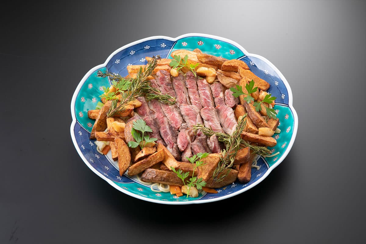 サイズ：Φ36㎝<br />ハーブ香るフライドポテトと牛ロースをガーリック風味のソースで焼き上げ<br />ました